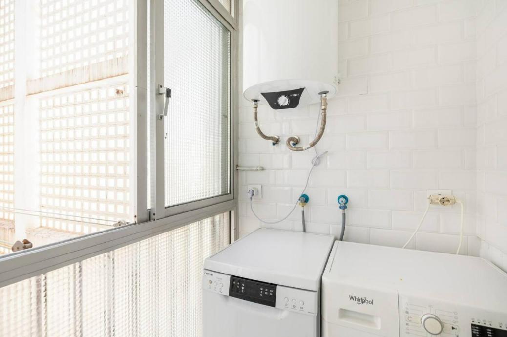Apartamento Amplio Con 4 Habitaciones Y 2 Banos - Great Apartment With 4 Rooms - 2 Baths Seville Exterior photo